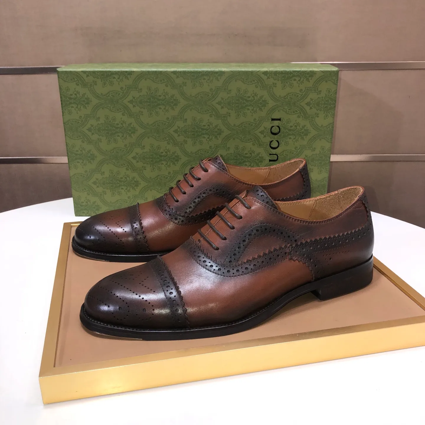 Men's shoes 💰660💰 Brand: GUCCI (Gucci) Standard code: Men's size 38/44 (45/46 can be customized) Grade: Same as the official website Original quality Material: Original cowhide Water-dyed cowhide lining Original rubber outsole Style category: Men's fashionable casual leather shoes Distinguished big-name luxury elements top luxury Color: Actual picture